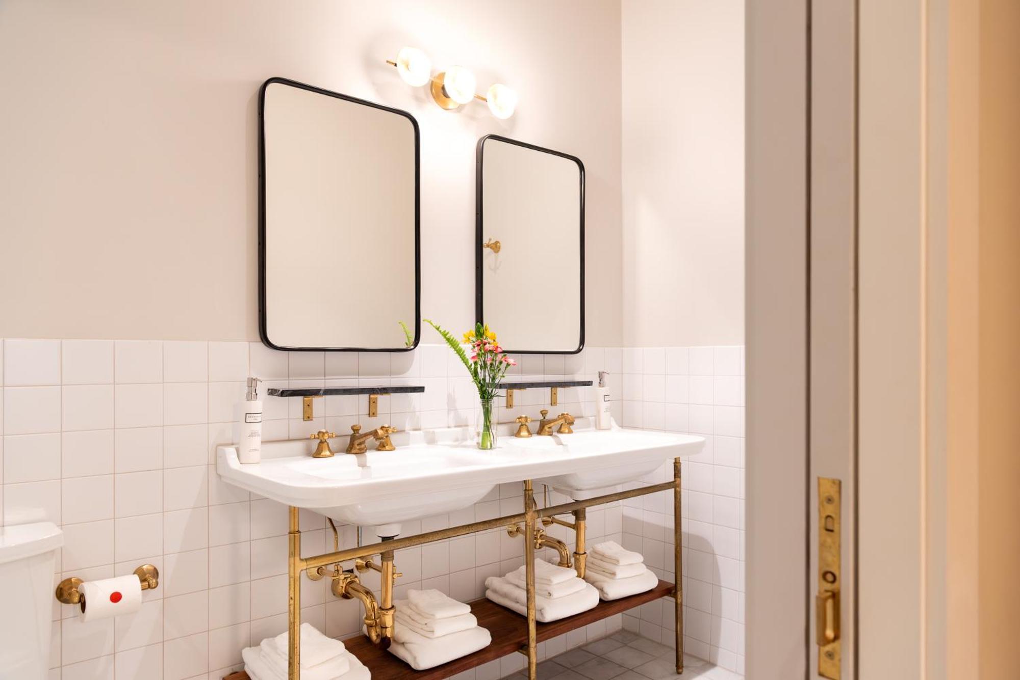 Hotel Kinsley Кингстон Экстерьер фото